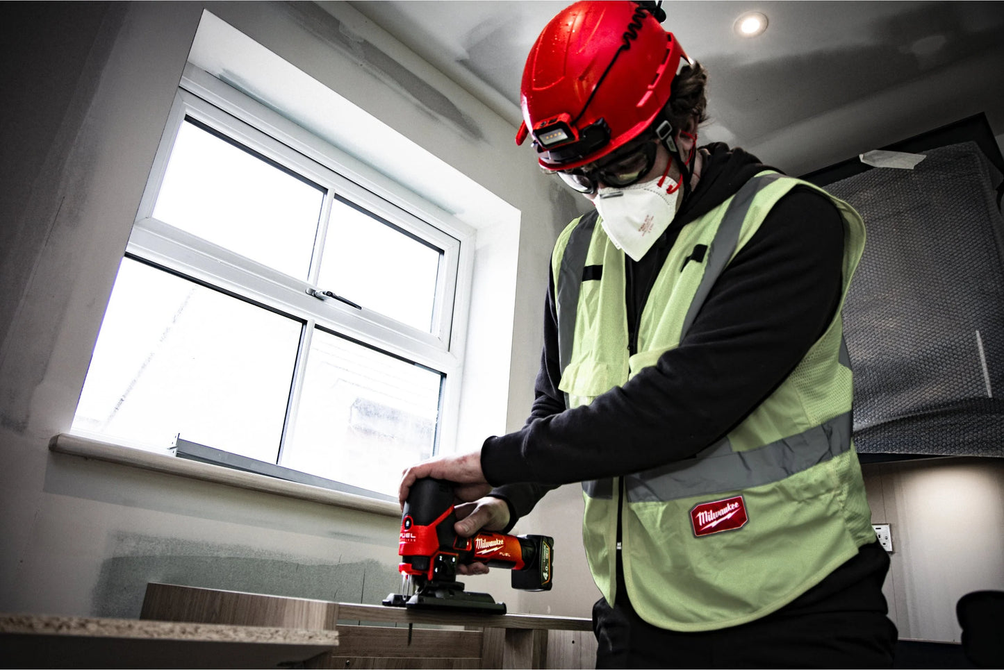 Serra tico-tico subcompacta M12 Fuel + bateria de 2 Ah + bateria de 4 Ah + carregador + mala Milwaukee M12 FJS-422X