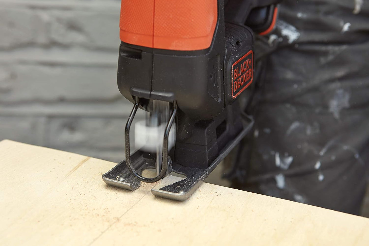 Sierra de calar 12V con hoja de corte para madera Black+Decker BDCJS12N