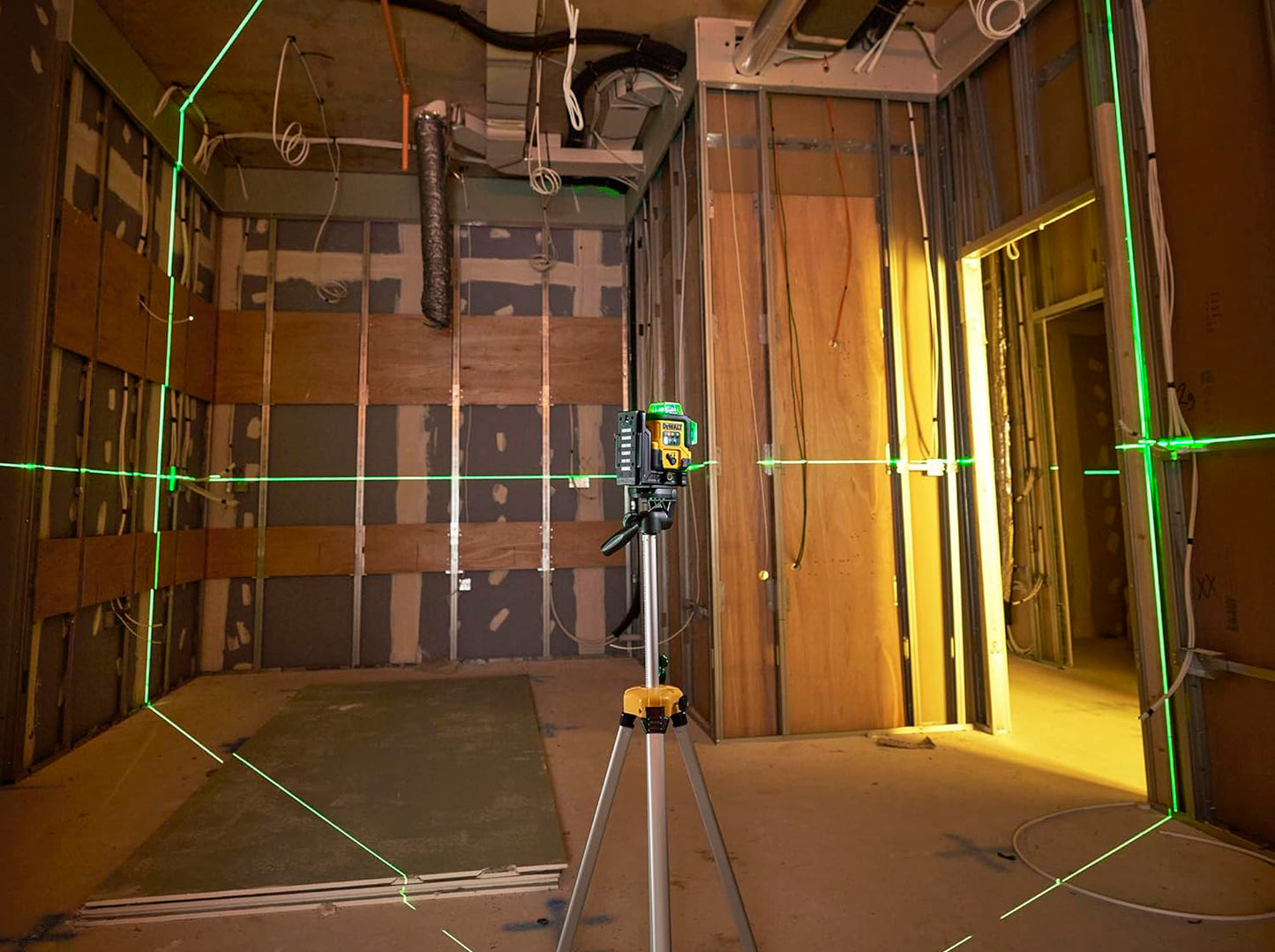 Nivel láser autonivelante USB-C Verde 3 lineas 360º Dewalt DCLE14361GB