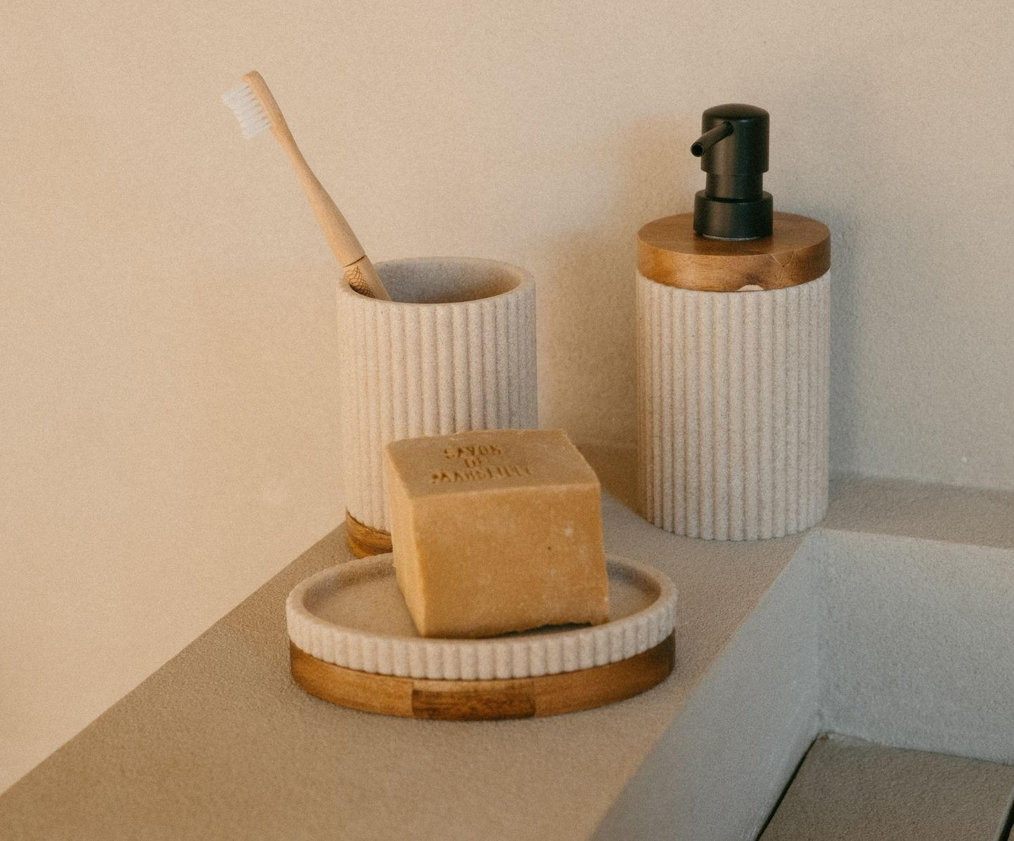 Portacepillos Beige de Poliresina y Madera de Acacia Ø8×11 cm Andrea House