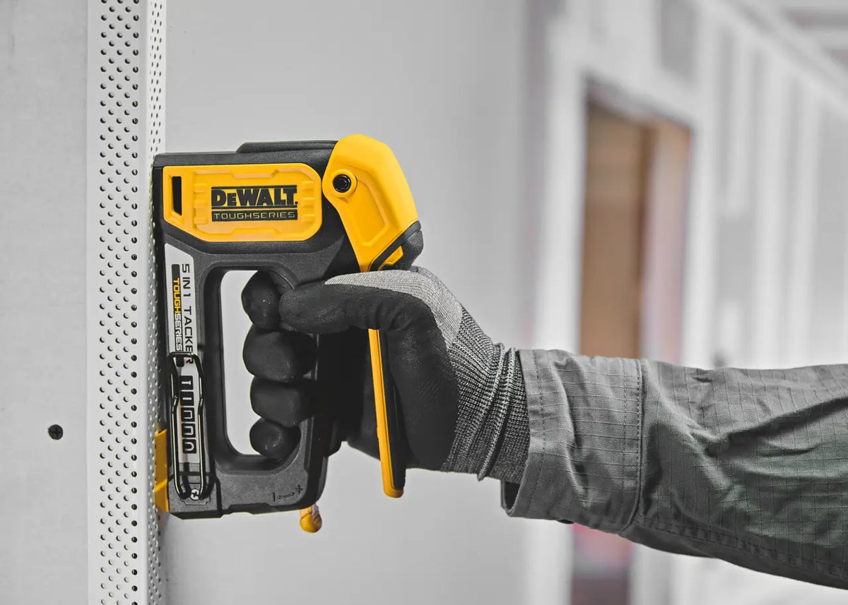 Agrafador 5 em 1 em fibra de carbono DeWalt DWHT70510-0