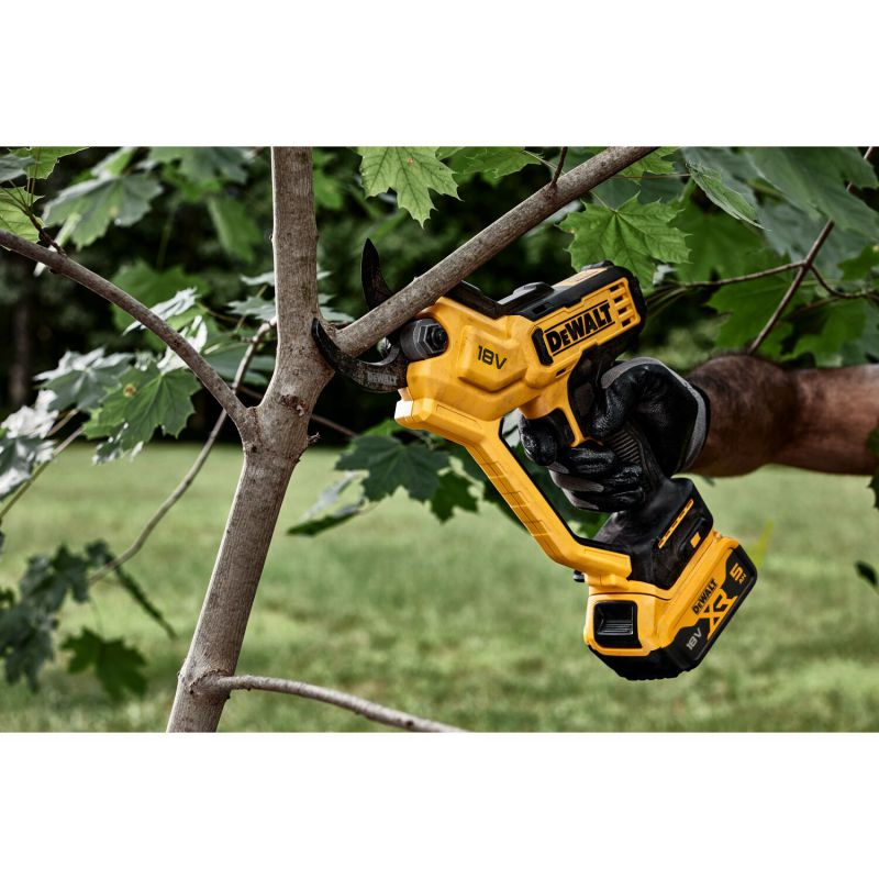 Tesoura de poda portátil Dewalt XR 18V ​​com bateria e carregador DCMPP568P1