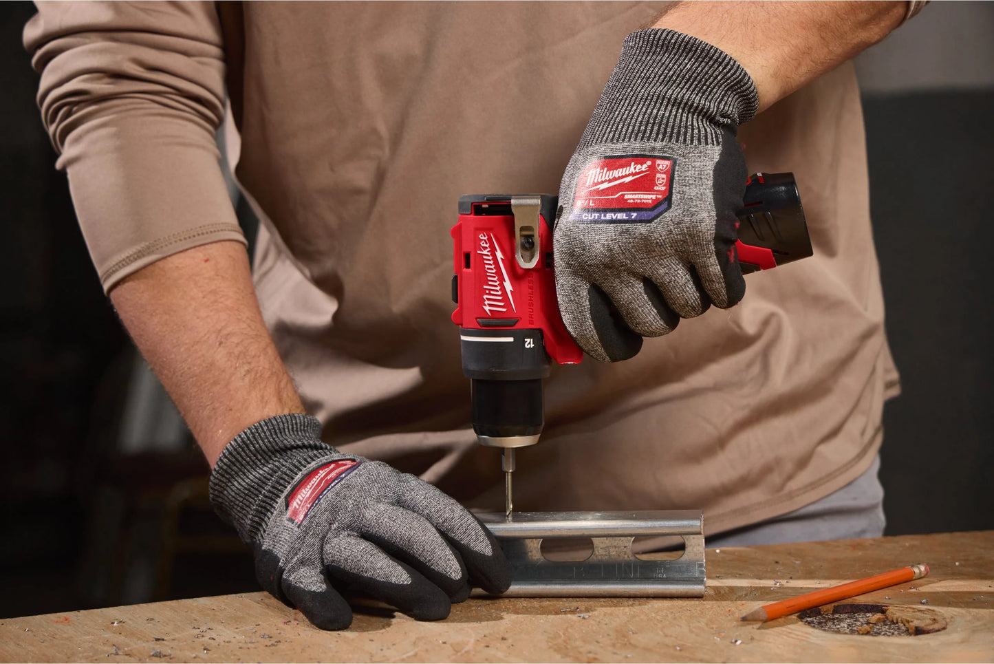 Taladro atornillador + 2bat 2.0Ah + Cargador + Maletín Milwaukee M12 BLDDRC-202C
