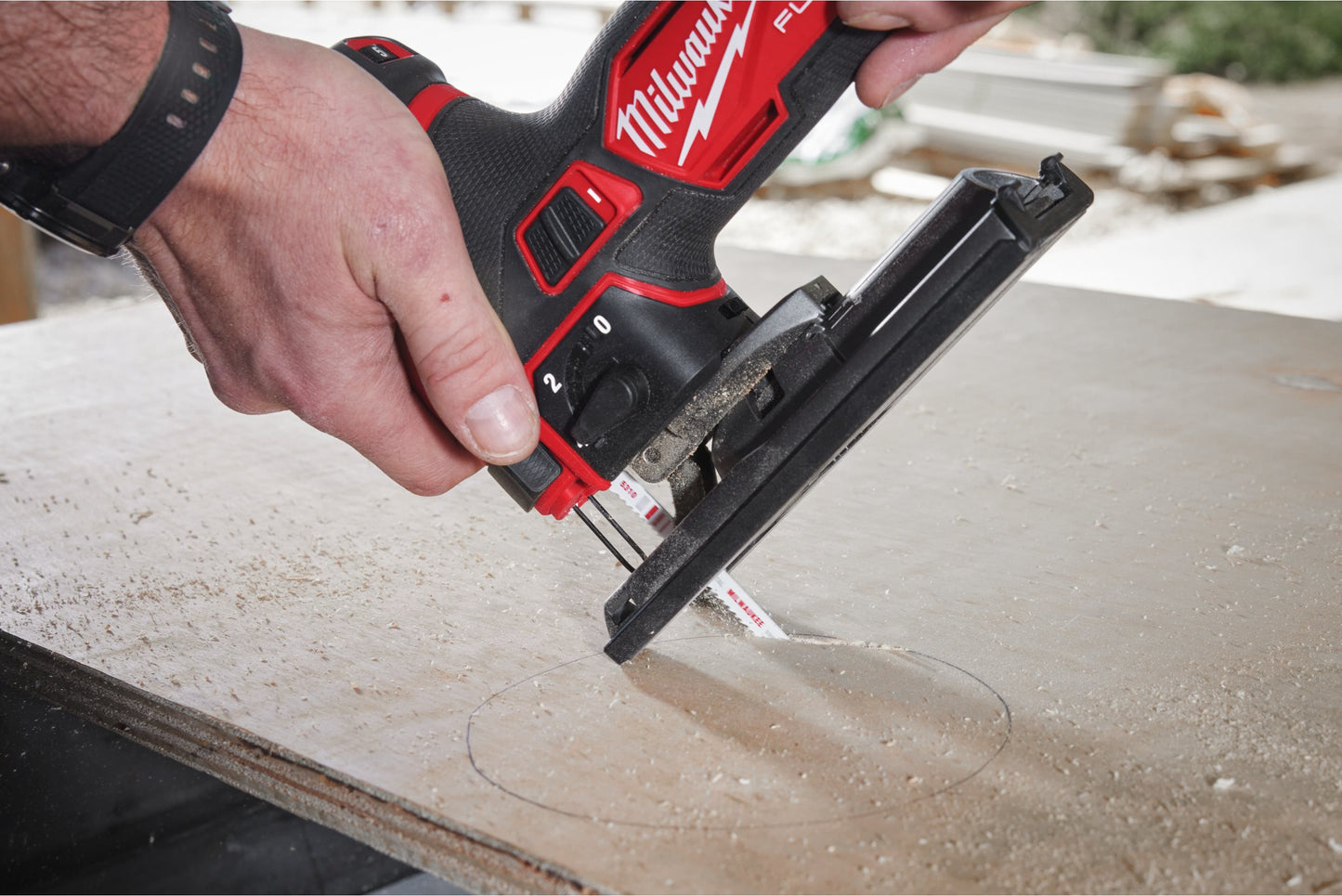 Serra tico-tico subcompacta M12 Fuel + bateria de 2 Ah + bateria de 4 Ah + carregador + mala Milwaukee M12 FJS-422X