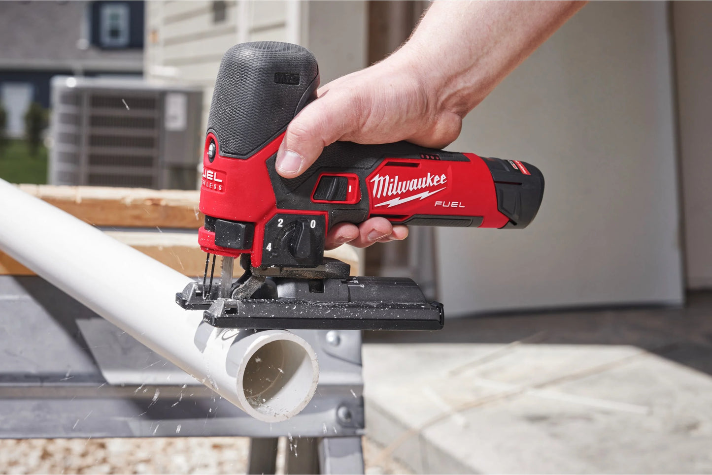 Serra tico-tico subcompacta M12 Fuel + bateria de 2 Ah + bateria de 4 Ah + carregador + mala Milwaukee M12 FJS-422X