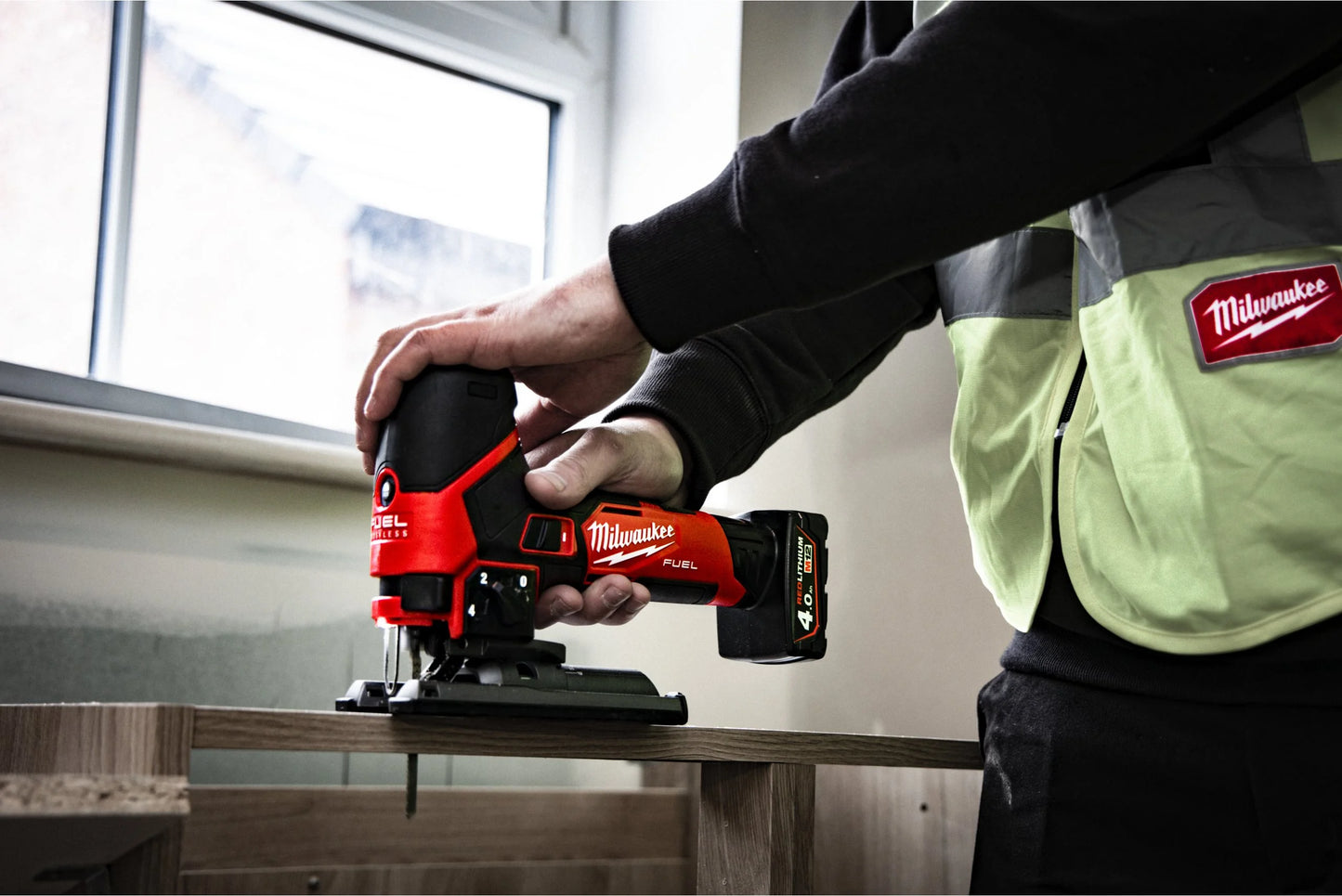 Serra tico-tico subcompacta M12 Fuel + bateria de 2 Ah + bateria de 4 Ah + carregador + mala Milwaukee M12 FJS-422X