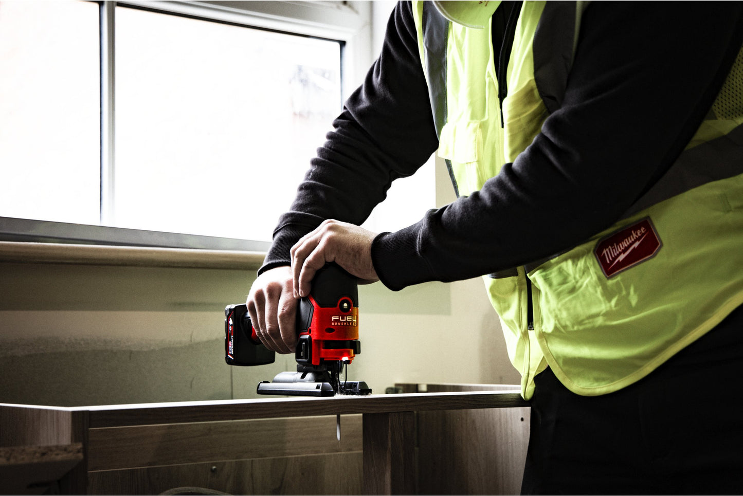 Serra tico-tico subcompacta M12 Fuel + bateria de 2 Ah + bateria de 4 Ah + carregador + mala Milwaukee M12 FJS-422X