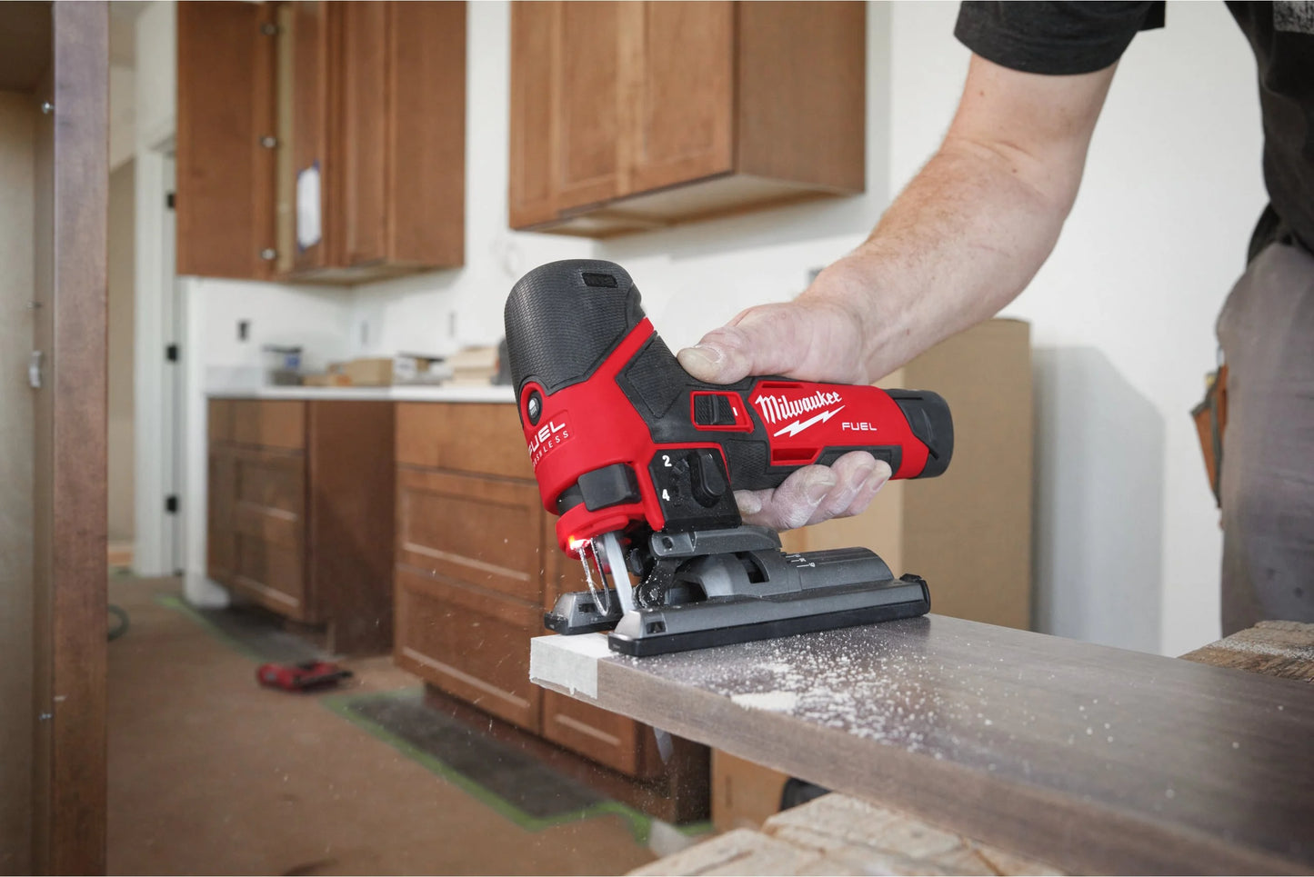 Serra tico-tico subcompacta M12 Fuel + bateria de 2 Ah + bateria de 4 Ah + carregador + mala Milwaukee M12 FJS-422X