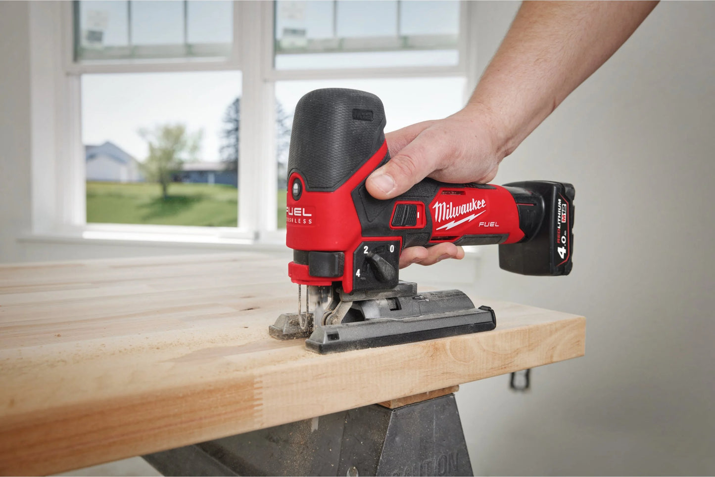 Serra tico-tico subcompacta M12 Fuel + bateria de 2 Ah + bateria de 4 Ah + carregador + mala Milwaukee M12 FJS-422X