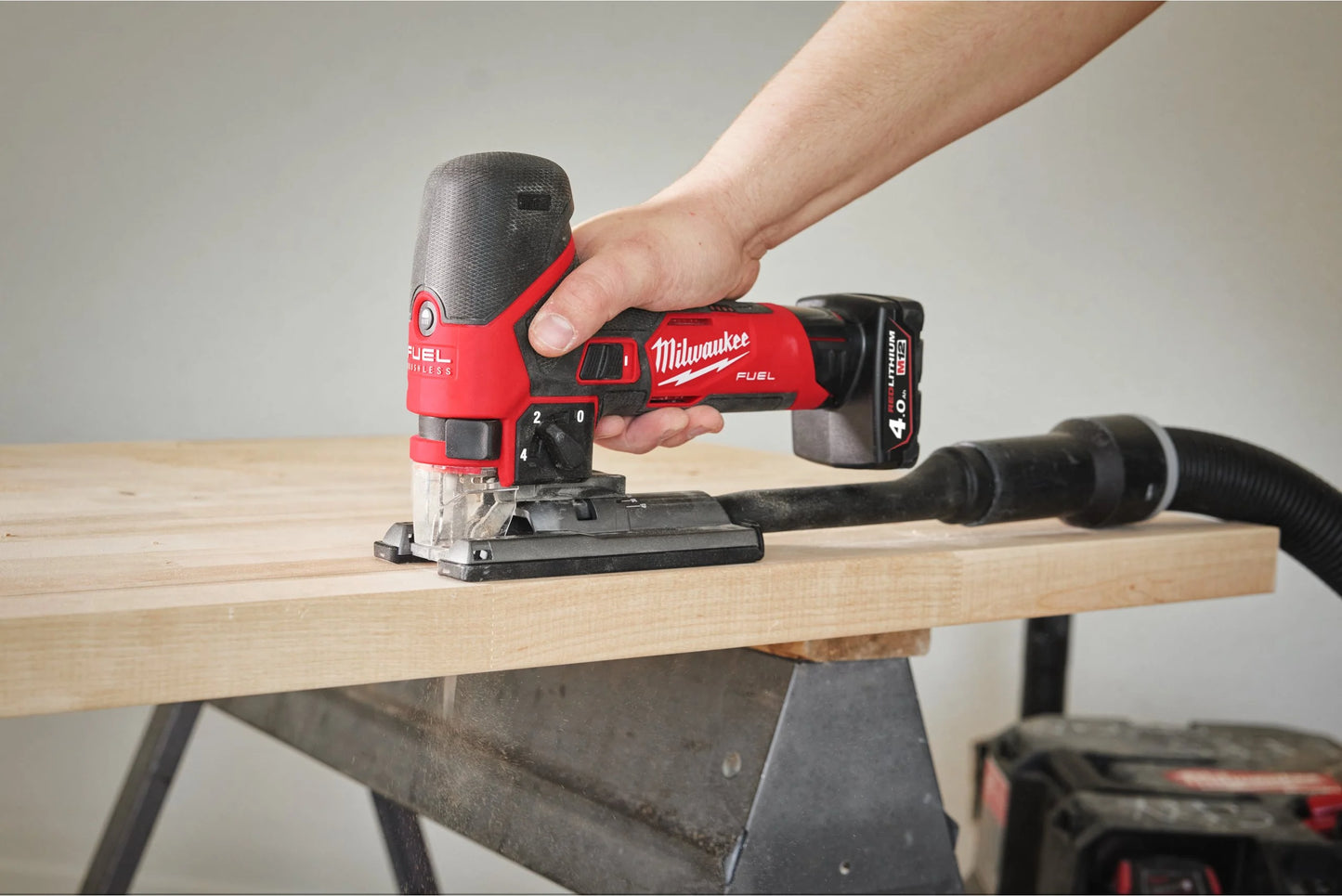 Serra tico-tico subcompacta M12 Fuel + bateria de 2 Ah + bateria de 4 Ah + carregador + mala Milwaukee M12 FJS-422X
