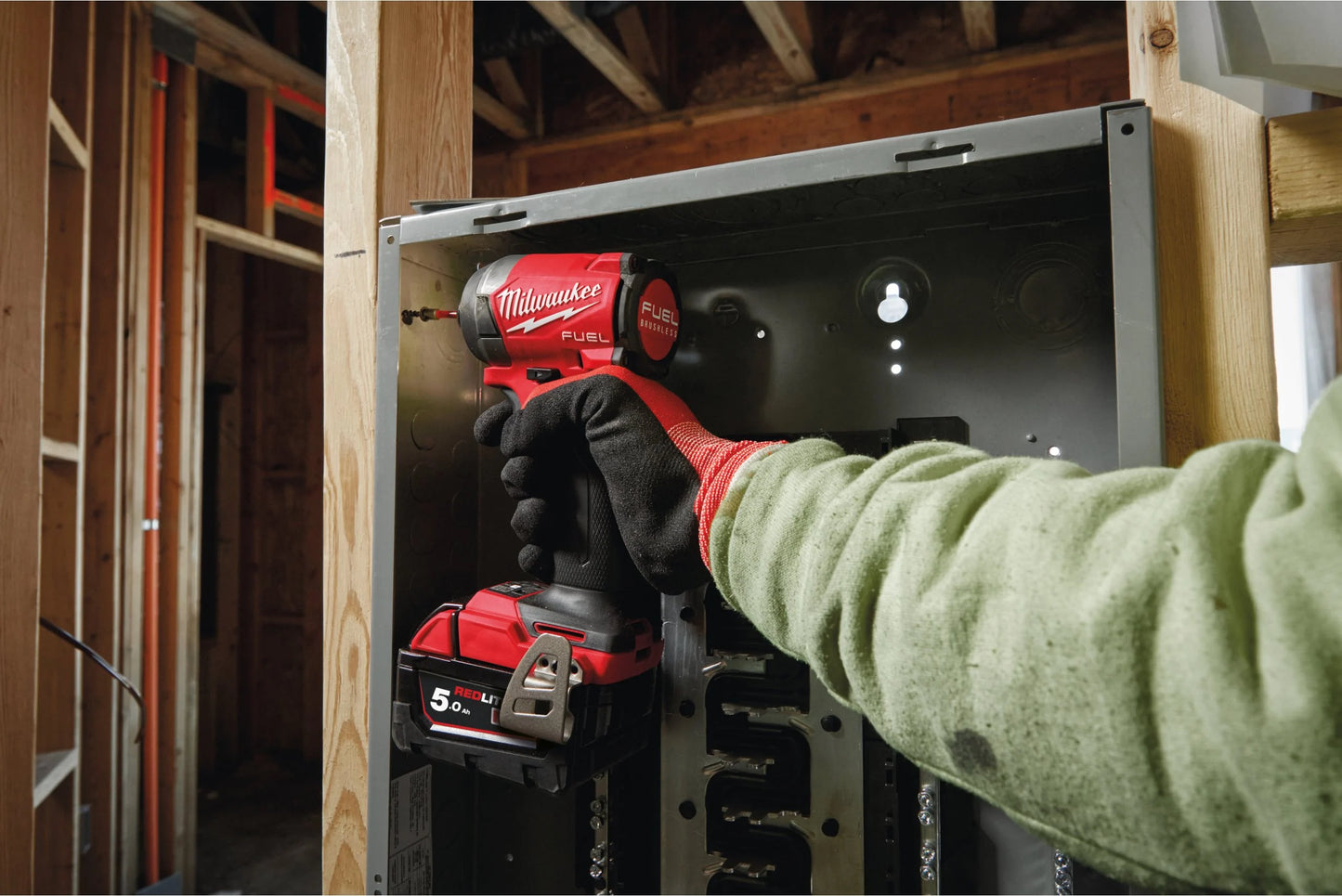 Aparafusadora de impacto M18 Fuel ¼″ hexagonal + 2 baterias de 5 Ah + carregador + mala Milwaukee M18 FID3-502X