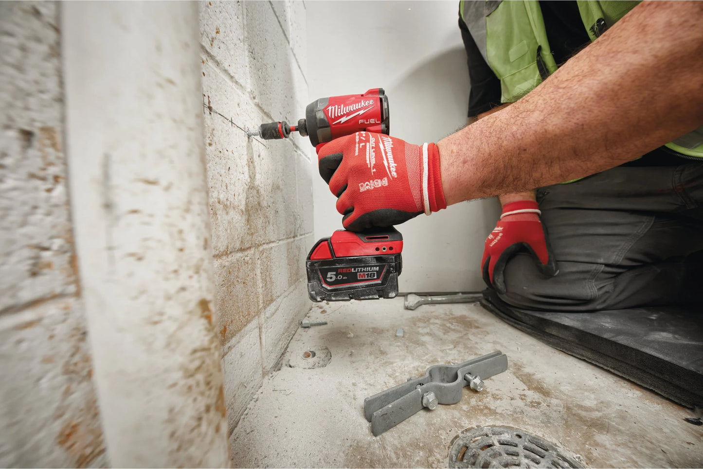 Aparafusadora de impacto M18 Fuel ¼″ hexagonal + 2 baterias de 5 Ah + carregador + mala Milwaukee M18 FID3-502X