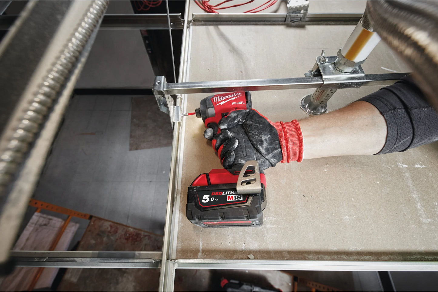 Aparafusadora de impacto M18 Fuel ¼″ hexagonal + 2 baterias de 5 Ah + carregador + mala Milwaukee M18 FID3-502X