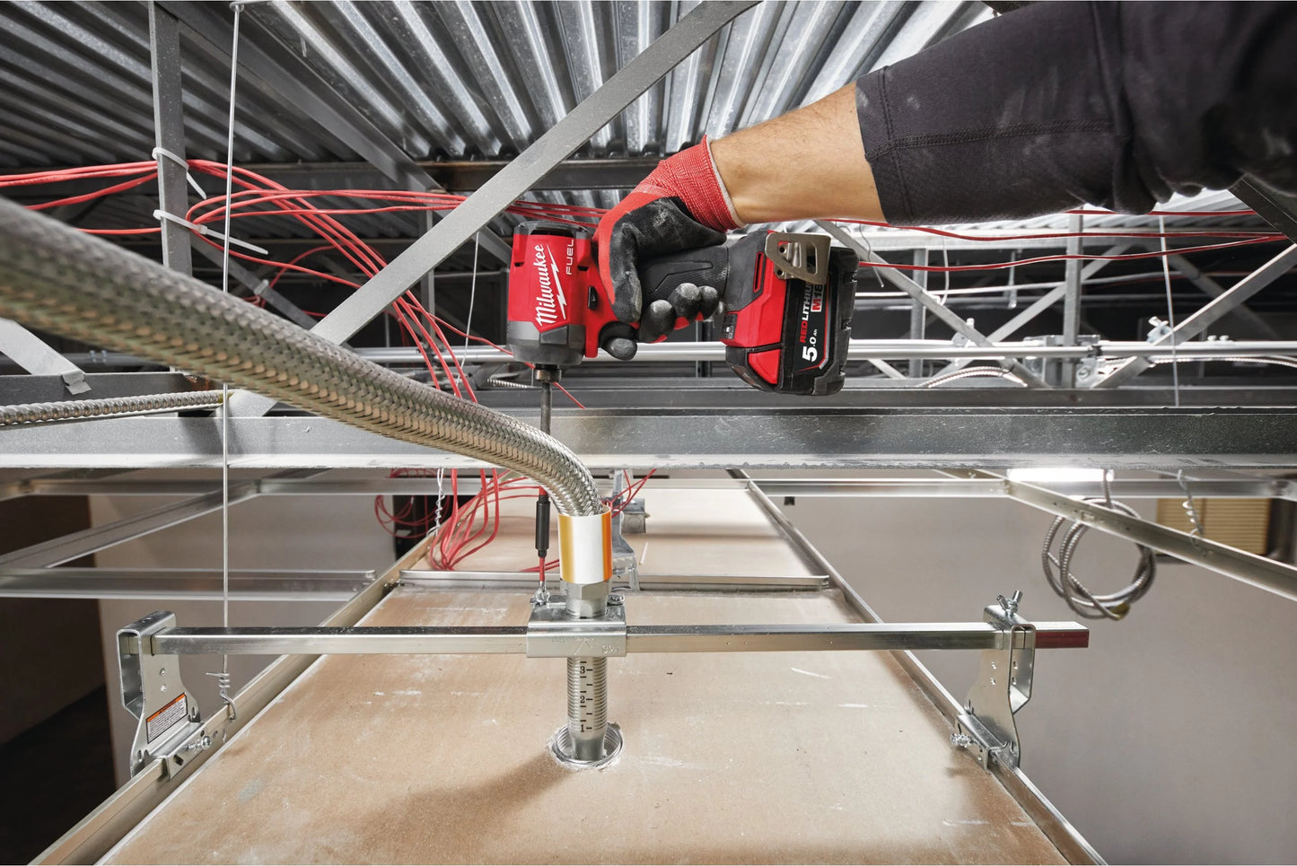 Aparafusadora de impacto M18 Fuel ¼″ hexagonal + 2 baterias de 5 Ah + carregador + mala Milwaukee M18 FID3-502X