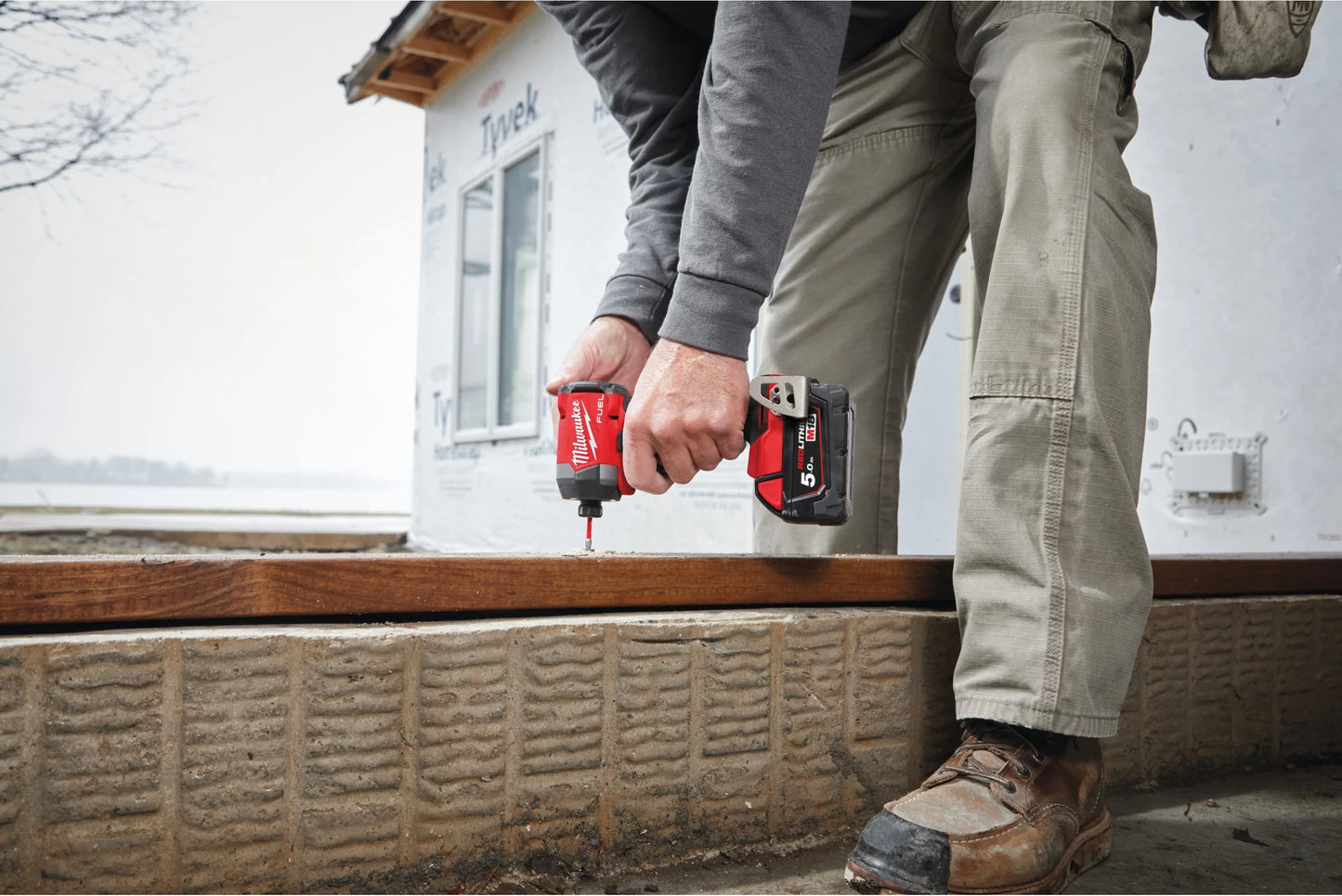 Aparafusadora de impacto M18 Fuel ¼″ hexagonal + 2 baterias de 5 Ah + carregador + mala Milwaukee M18 FID3-502X