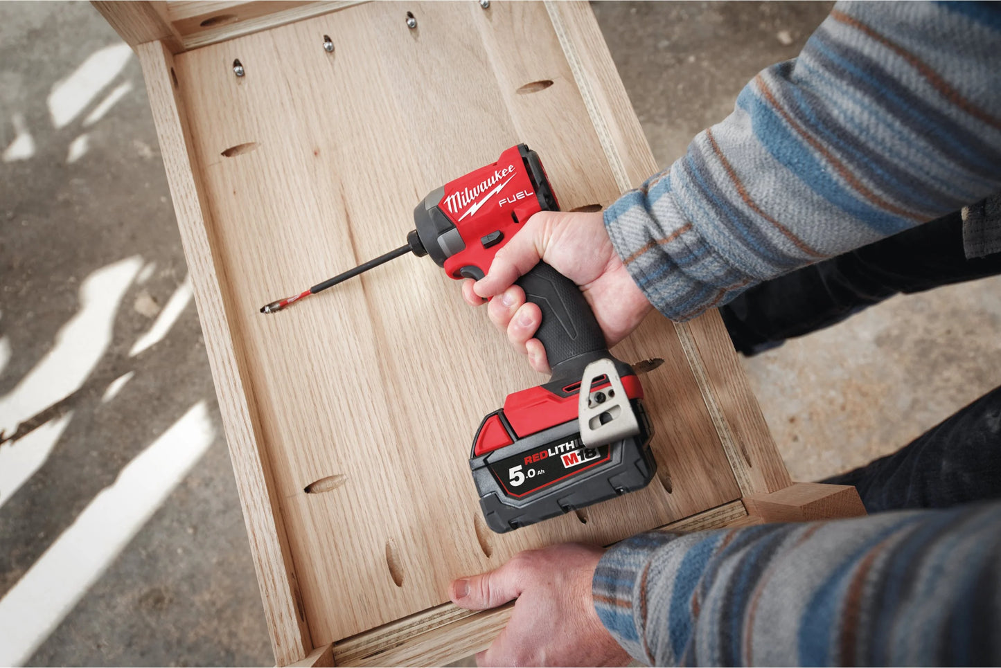 Aparafusadora de impacto M18 Fuel ¼″ hexagonal + 2 baterias de 5 Ah + carregador + mala Milwaukee M18 FID3-502X