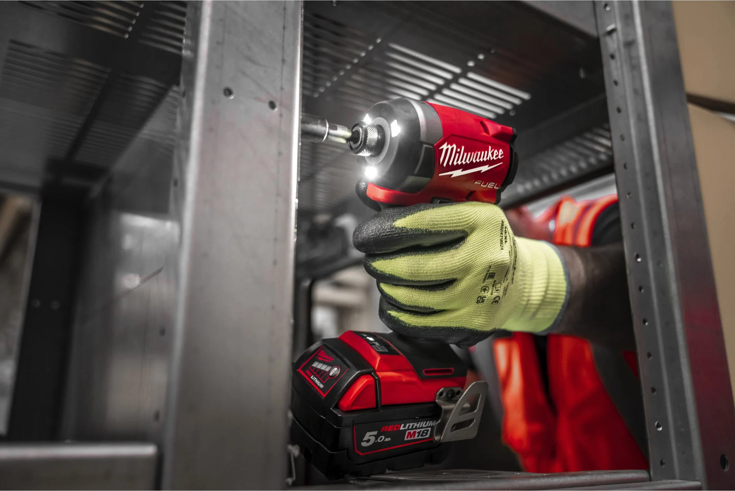 Aparafusadora de impacto M18 Fuel ¼″ hexagonal + 2 baterias de 5 Ah + carregador + mala Milwaukee M18 FID3-502X