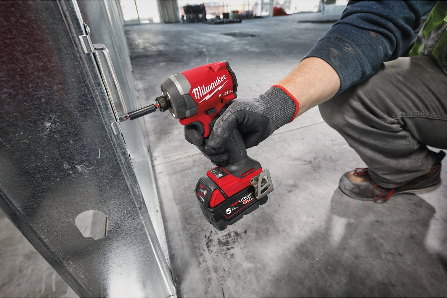 Aparafusadora de impacto M18 Fuel ¼″ hexagonal + 2 baterias de 5 Ah + carregador + mala Milwaukee M18 FID3-502X