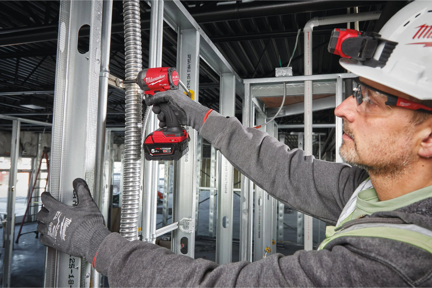 Aparafusadora de impacto M18 Fuel ¼″ hexagonal + 2 baterias de 5 Ah + carregador + mala Milwaukee M18 FID3-502X