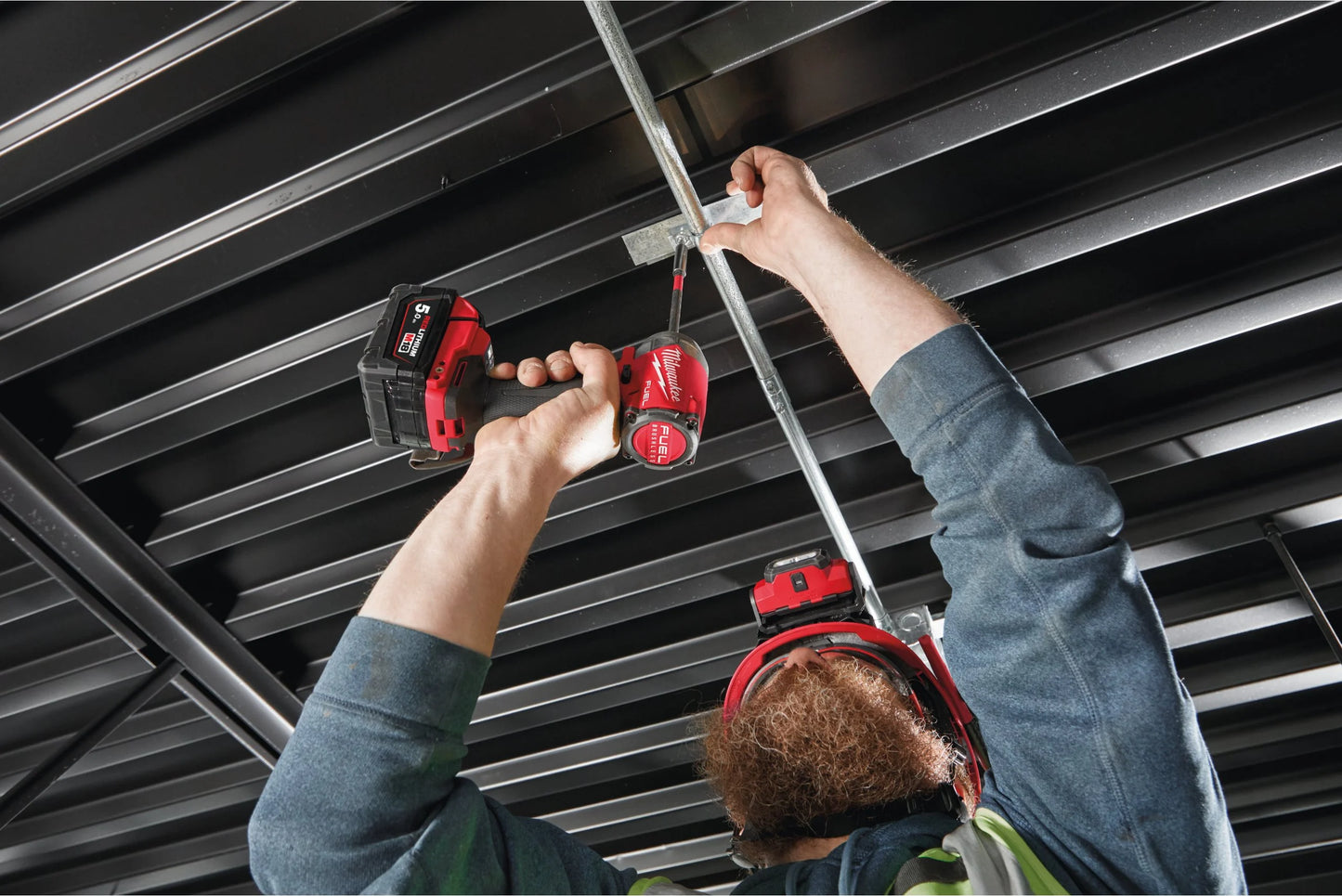 Aparafusadora de impacto M18 Fuel ¼″ hexagonal + 2 baterias de 5 Ah + carregador + mala Milwaukee M18 FID3-502X