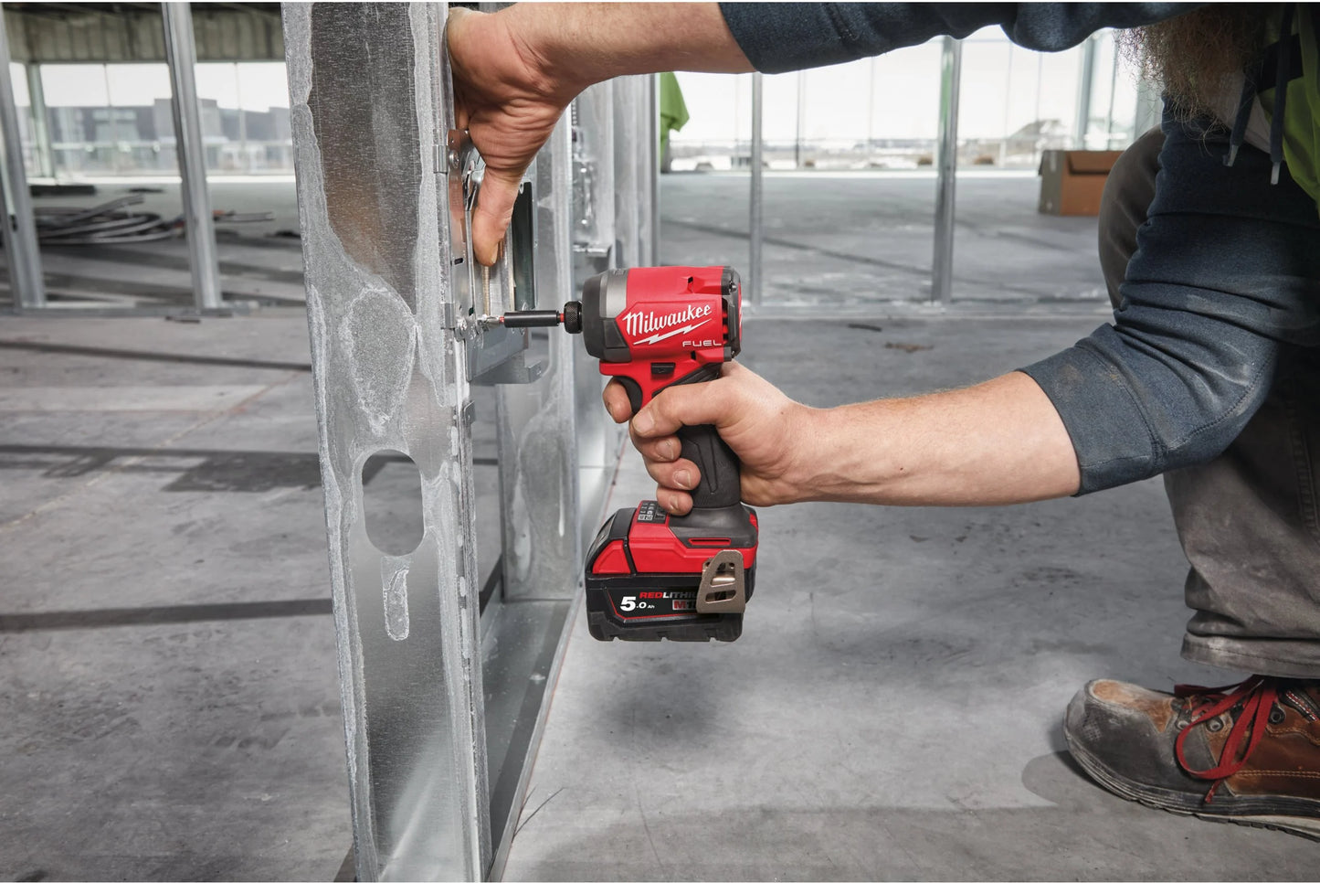 Aparafusadora de impacto M18 Fuel ¼″ hexagonal + 2 baterias de 5 Ah + carregador + mala Milwaukee M18 FID3-502X