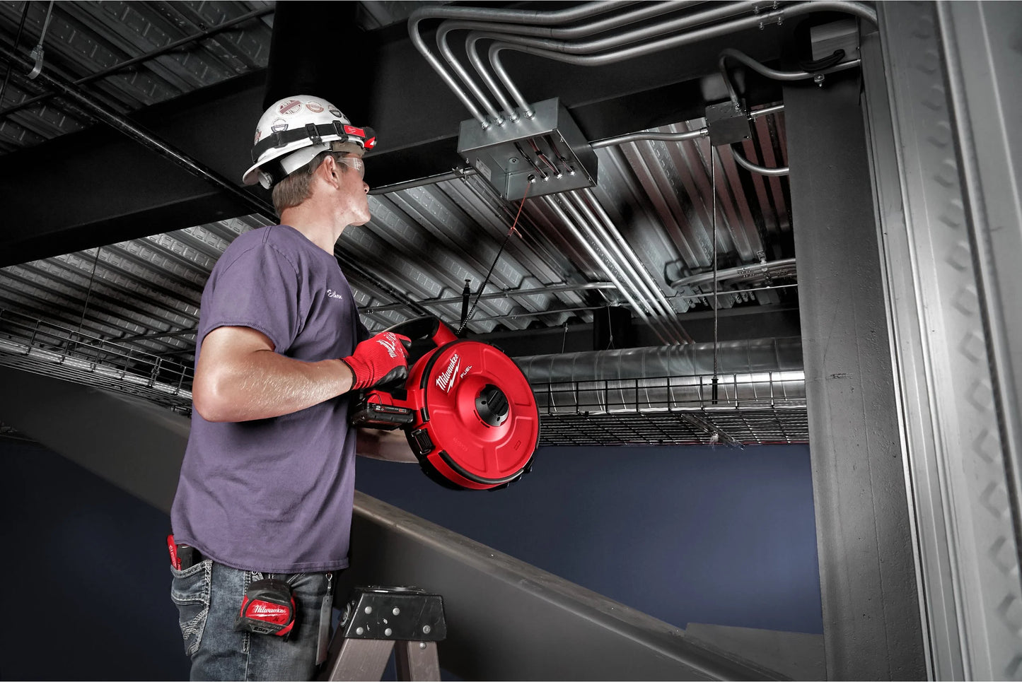 Passa-cabos de aço M18 Fuel + 2 baterias de 2 Ah + carregador Milwaukee M18 FPFT-202 36 m ST SET