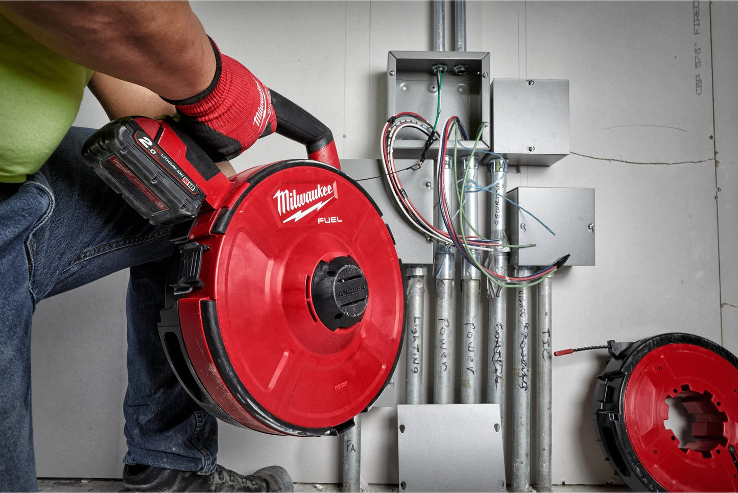 Passa-cabos de aço M18 Fuel + 2 baterias de 2 Ah + carregador Milwaukee M18 FPFT-202 36 m ST SET