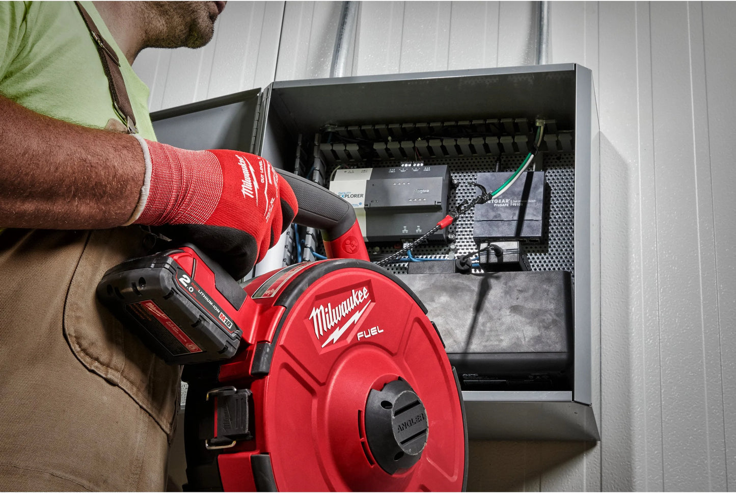 Passa-cabos de aço M18 Fuel + 2 baterias de 2 Ah + carregador Milwaukee M18 FPFT-202 36 m ST SET