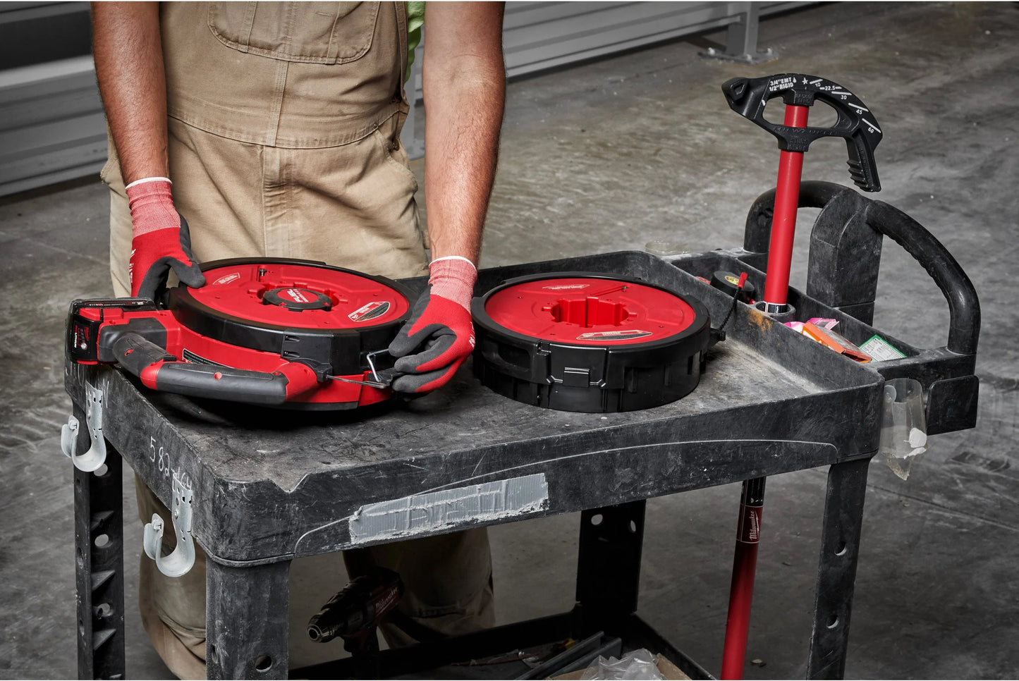 Passa-cabos de aço M18 Fuel + 2 baterias de 2 Ah + carregador Milwaukee M18 FPFT-202 36 m ST SET