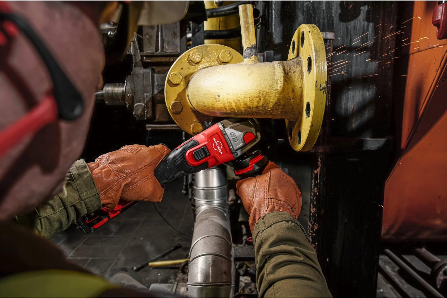 Rebarbadora angular M18 de 125 mm com travão e interruptor de botão + 2 baterias de 5 Ah + carregador + mala Milwaukee M18 FSAG125XB-502X