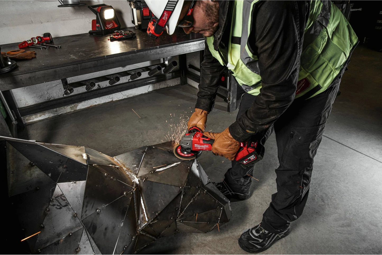 Rebarbadora angular M18 de 125 mm com travão e interruptor de botão + 2 baterias de 5 Ah + carregador + mala Milwaukee M18 FSAG125XB-502X