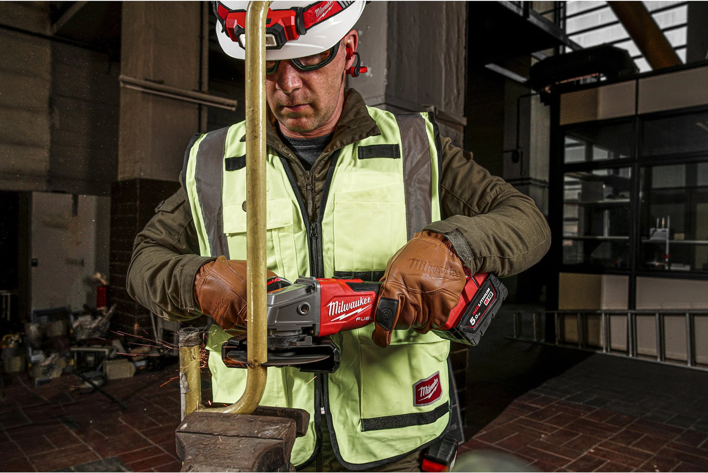 Rebarbadora angular M18 de 125 mm com travão e interruptor de botão + 2 baterias de 5 Ah + carregador + mala Milwaukee M18 FSAG125XB-502X