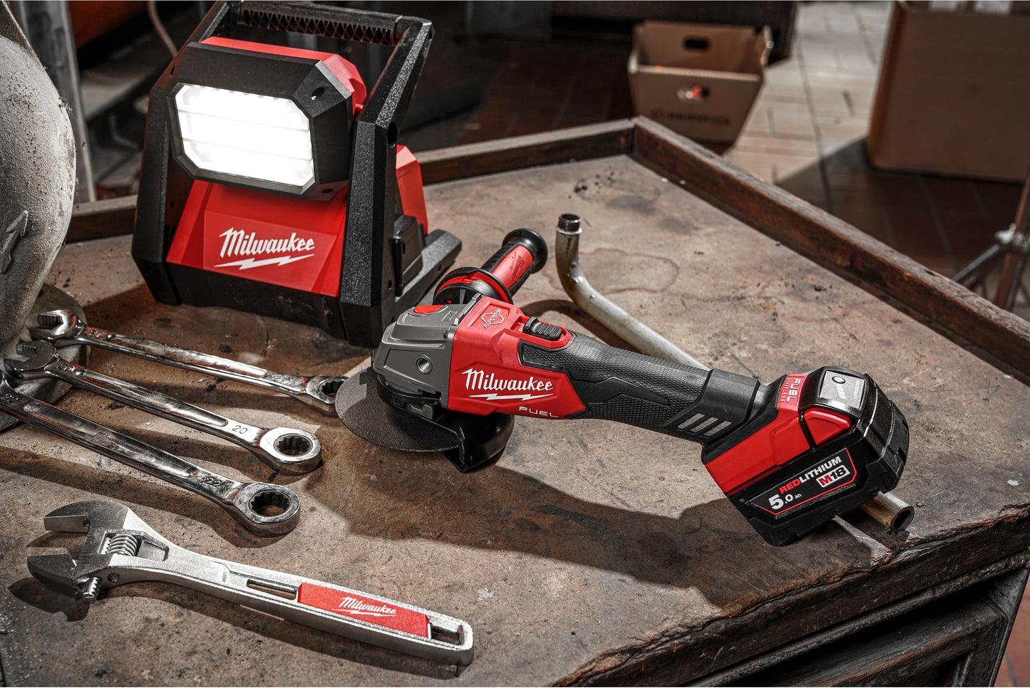 Rebarbadora angular M18 de 125 mm com travão e interruptor de botão + 2 baterias de 5 Ah + carregador + mala Milwaukee M18 FSAG125XB-502X