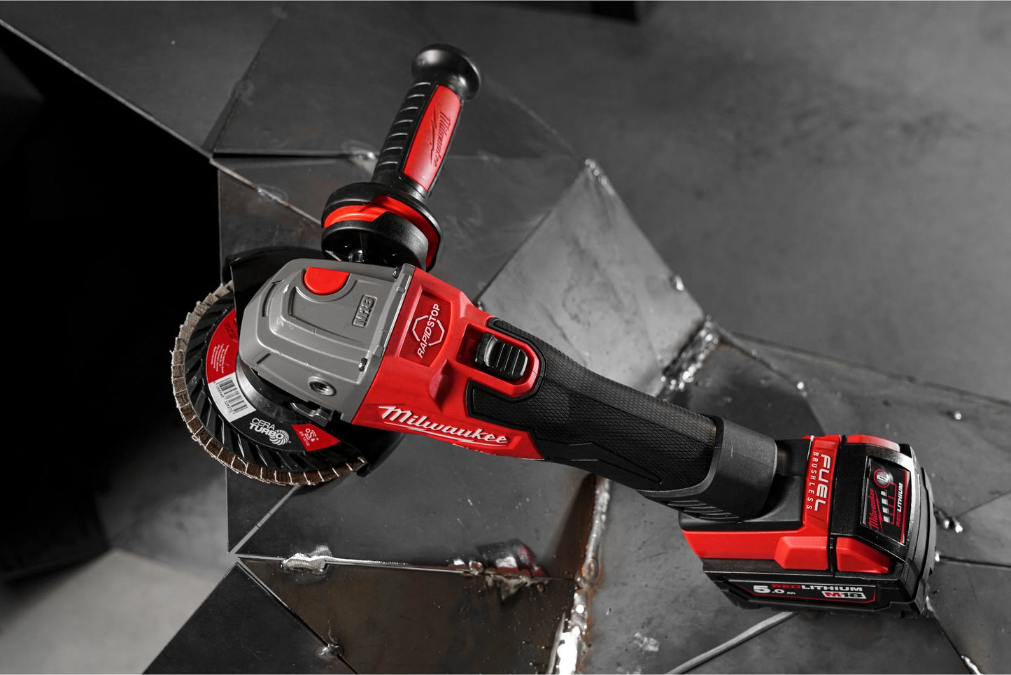 Rebarbadora angular M18 de 125 mm com travão e interruptor de botão + 2 baterias de 5 Ah + carregador + mala Milwaukee M18 FSAG125XB-502X